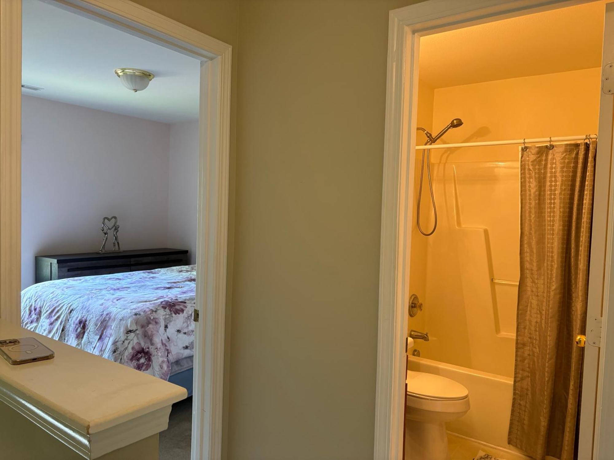 Private Bed And Bath In Charlotte Apartment Bagian luar foto